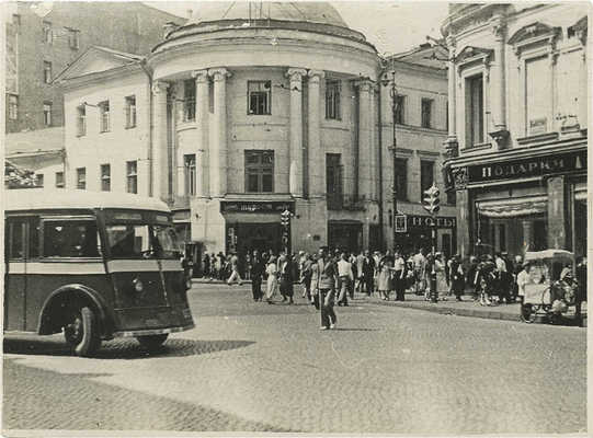 Фотография с видом на угол Поварской улицы и Большой Молчановки. М., [1930-е гг.].