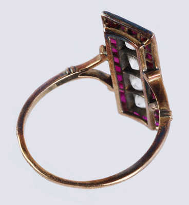 Кольцо из золота (по клейму 56), общим весом 3,24 грамма, содержит вставки из бриллиантов и рубинов