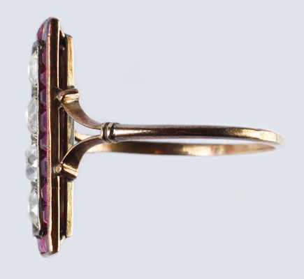Кольцо из золота (по клейму 56), общим весом 3,24 грамма, содержит вставки из бриллиантов и рубинов