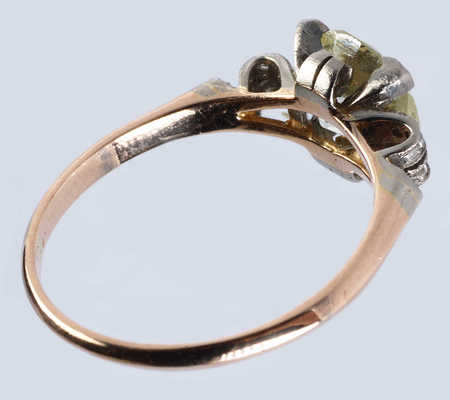 Кольцо из желтого и белого металла, общим весом 3,88 грамма, содержит природные вставки из бриллиантов
