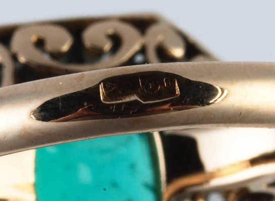 Кольцо с изумрудом и бриллиантами из золота (по клейму 56), общим весом 7,49 грамма