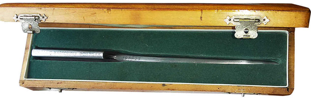 Нож для разрезания бумаг, выполненный в виде фрагмента рельса