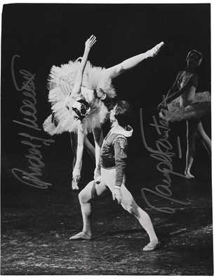 [Нуреев Р.Х.,автограф].Фото Р.Нуриева и М.Фонтейн в исполнении балета П.И.Чайковского «Лебединое озеро».1960-е гг.