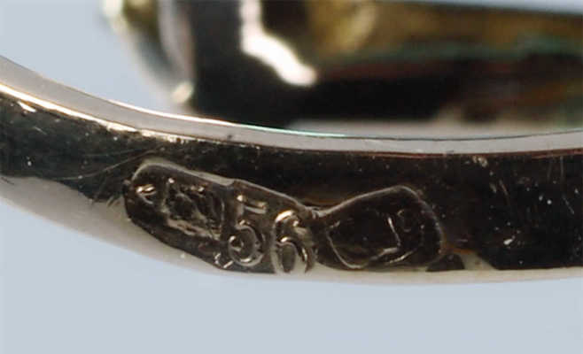Кольцо из золота (по клейму 56), общим весом 5,07 грамма, содержит природные вставки: изумруд и бриллианты