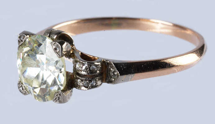 Кольцо из желтого и белого металла, общим весом 3,88 грамма, содержит природные вставки из бриллиантов