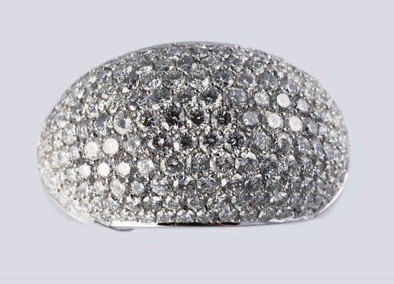 Кольцо с бриллиантами из золота 750 пробы, общим весом  13,05 грамма
