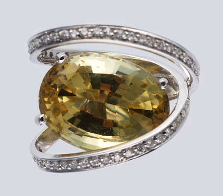 Кольцо с цитрином и бриллиантами из золота 750 пробы, общим весом 11,1 грамма