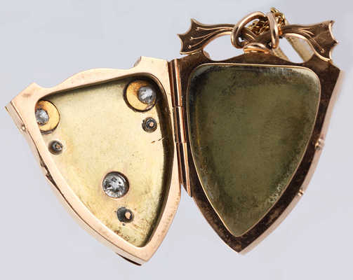 Медальон с бриллиантами и цепью из золота 56 пробы общим весом 19,83 грамма