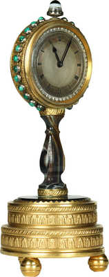 Часы на круглой позолоченной основе с агатовой вставкой. 