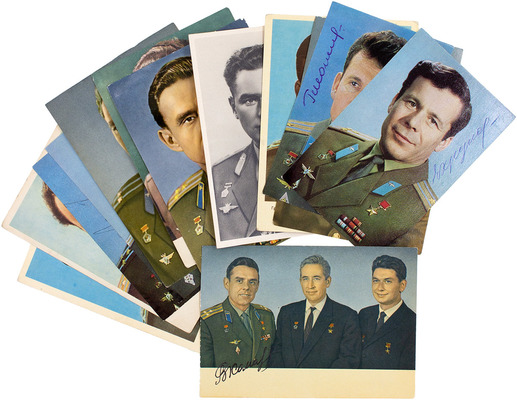Подборка из 13 открыток с портретами и автографами космонавтов. М., 1961-1973 гг.