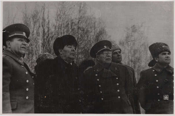 Фотография «Л.И. Брежнев наблюдает за запуском». 