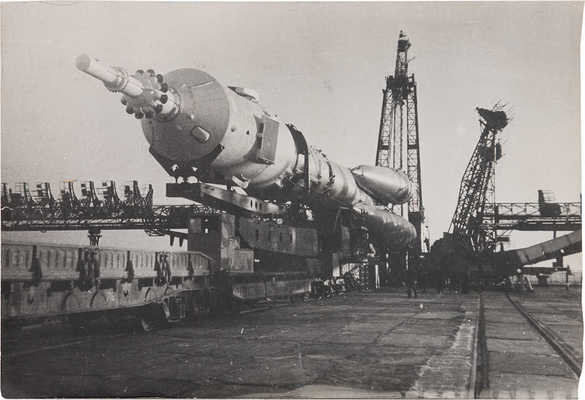 Фотография «Космический корабль готовится к взлету». [1970-е].