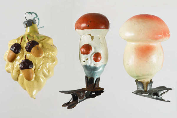 Лот из трёх ёлочных игрушек «Грибы и жёлуди». СССР. 1950-е.