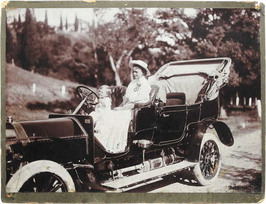 Старинное фото «Дама с ребёнком в авто». Россия, нач. XX в.