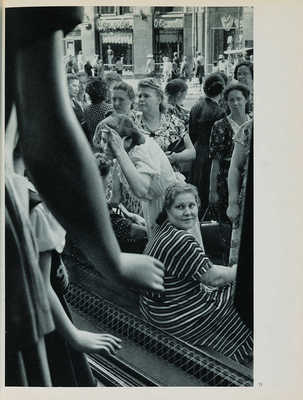 [Москва, увиденная глазами Анри Картье-Брессона]. Mosca vista da Henri Cartier-Bresson. Milan, 1954.