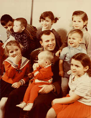 Групповая фотография Юрия Гагарина с детьми. Фотограф И. Хорунжий. [1960-е].