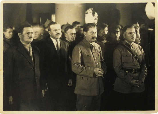 Групповая фотография с В.М. Молотовым, И.В. Сталиным и К.Е. Ворошиловым. [1930-е?].
