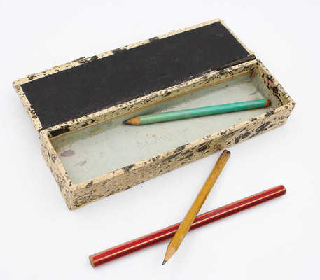 Пенал с тремя карандашами, обклеенный мраморной бумагой для книжных форзацев (акватипия)