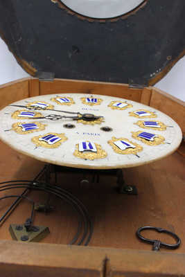 Часы настенные в деревянном резном корпусе