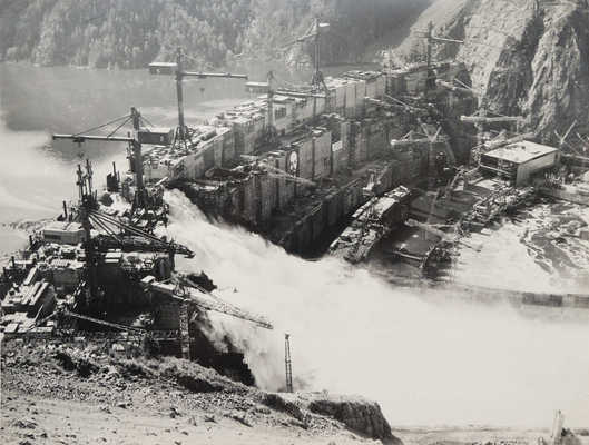 Шесть фотографий, освещающих строительство Саяно-Шушенской ГЭС.
