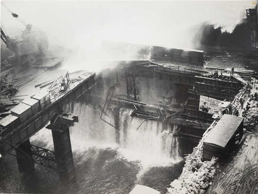 Шесть фотографий, освещающих строительство Саяно-Шушенской ГЭС.