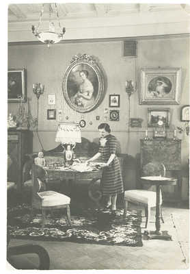 Фотография А. Вагановой [автограф] в интерьере ее квартиры. [1930-е].