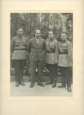 Л.М. Каганович с группой личной охраны. 1930-е.