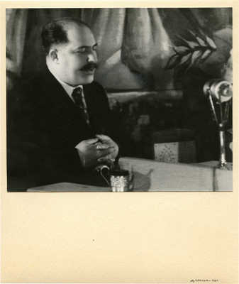 Л.М. Каганович на трибуне. 1946.~12,7 × 15,7 см (размер снимка)