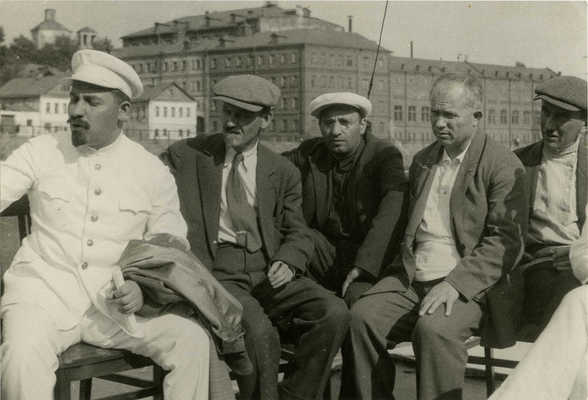 На пароходе на пути к Иваньковской плотине канала вместе с т. Хрущевым, Булганиным, и др. 1930-е.