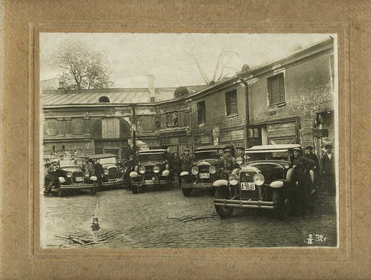 Фотографии машин на автобазе в Ленинграде. 1932.