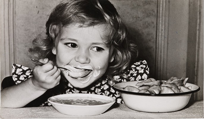 Фотография «В гостях у бабушки» / Фотограф Н. Хорунжий. [1950-е].