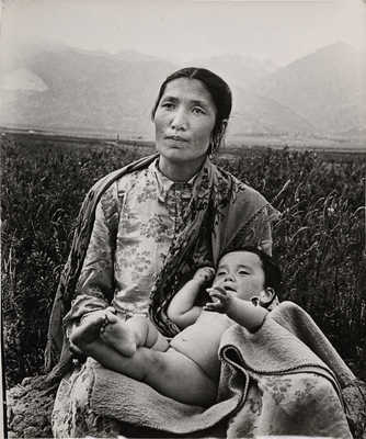Фотография «Киргизская Мадонна» / Фот. Н. Хорунжий. Киргизия, [1950-е].