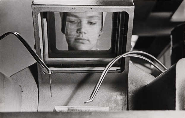 Фотография «Атомный век. Женские руки» из серии «Врачи» / Фот. Н. Хорунжий. М., 1960-е.