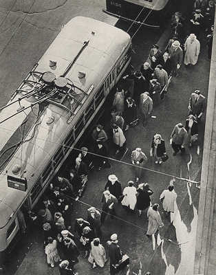 [Эйнхорн Э. В полете в Москву. Прага, 1959]. Einhorn E. Im Flug nach Moskau. Prague: Artia, 1959.