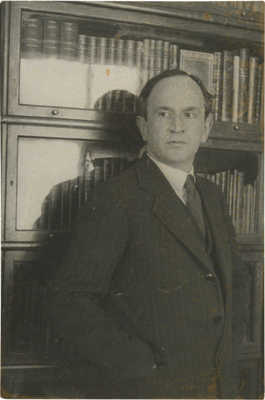 Фотография В.Г. Лидина у книжных полок / Фот. А. Гринберг. [М.], 1934.