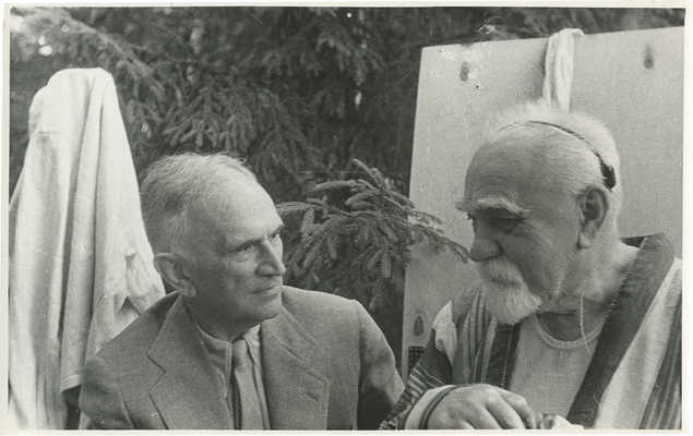 Фотография В.Г. Лидина с академиком, библиофилом Е.Н. Павловским. [1963].