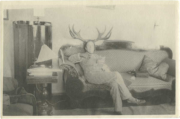 Фотография В.Г. Лидина в его кабинете с кошкой на диване. [Фот. Л. Леонов].