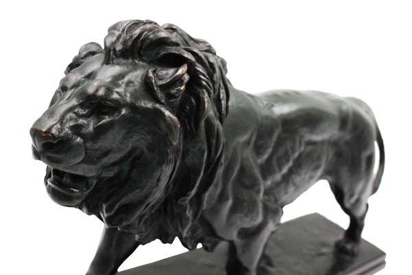 Скульптура «Лев идущий»
